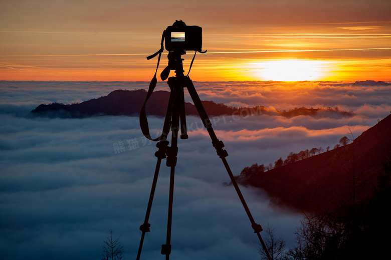 拍摄云海美景的照相机摄影高清图片