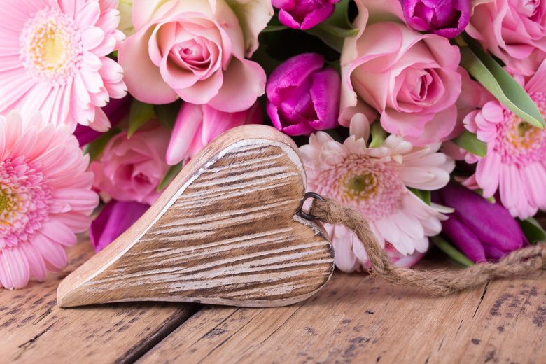 菊花玫瑰花与心形木牌摄影高清图片