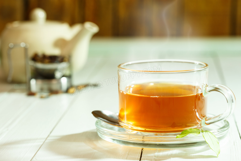 茶壶茶叶与冒着热气的茶水高清图片