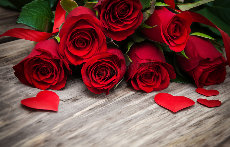 木板上的几朵红玫瑰花摄影高清图片