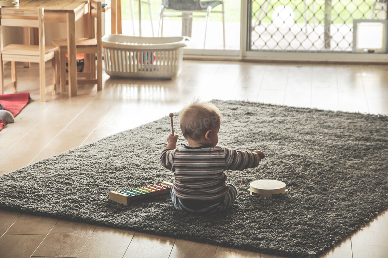 独自在地毯上玩耍的小宝宝高清图片