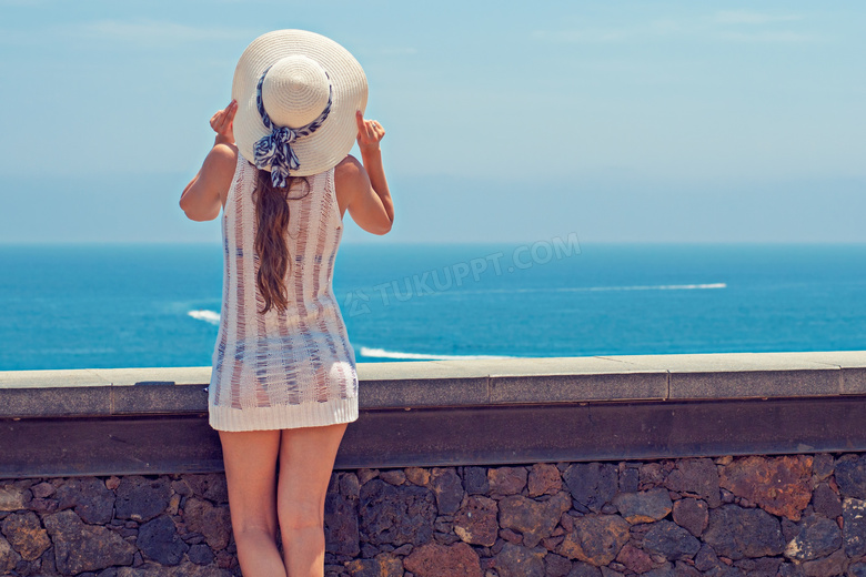 戴帽子看着海景的美女摄影高清图片