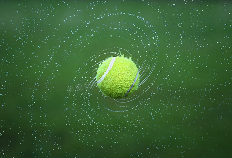 甩出其水分的网球特写摄影高清图片