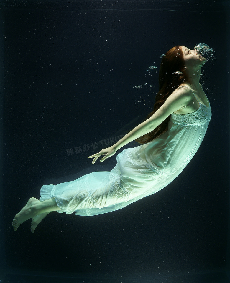 水中往上游的长裙美女摄影高清图片