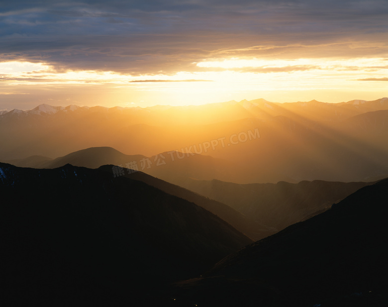 山顶美丽云雾和夕阳美景摄影图片