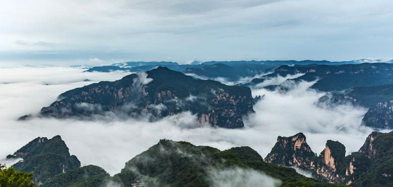 茱萸峰雲海美麗風光攝影圖片