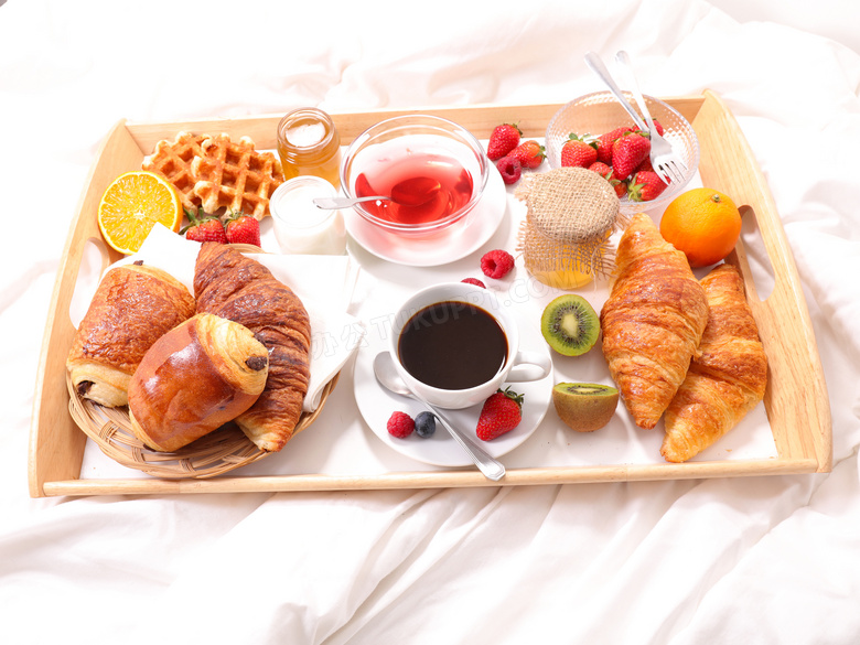 牛角包华夫饼与水果等早餐高清图片