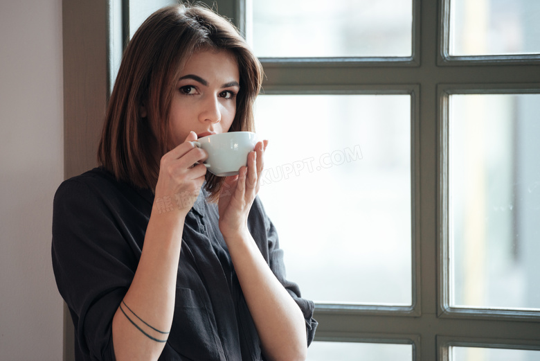 靠着门框喝咖啡的美女摄影高清图片