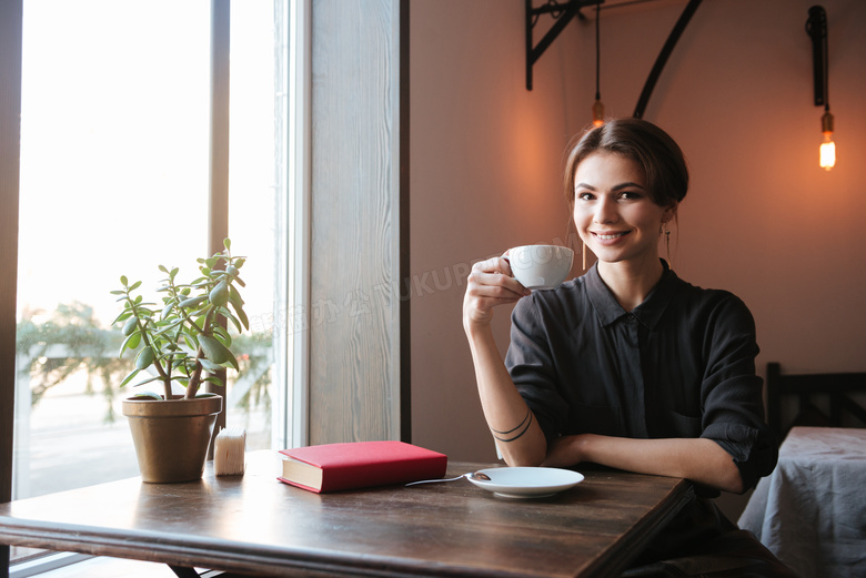 坐在桌前喝咖啡的美女摄影高清图片