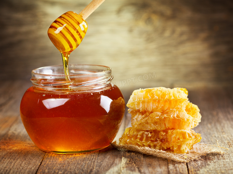 几块蜂蜜与滤过杂质的蜂蜜高清图片