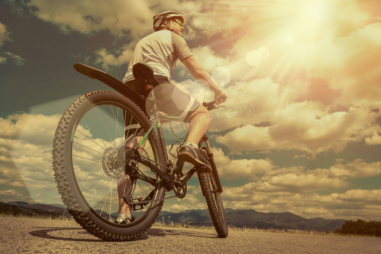 单腿着地的自行车车手摄影高清图片