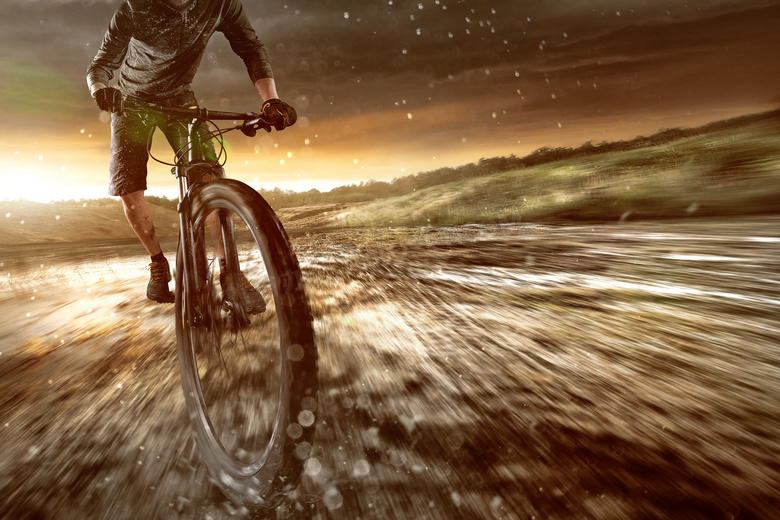 快速通过涉水路段的自行车车手图片