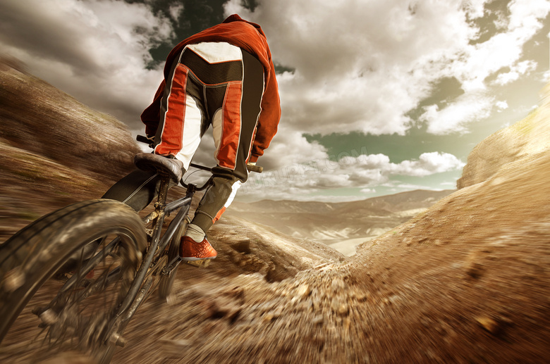 俯冲下坡的自行车车手摄影高清图片