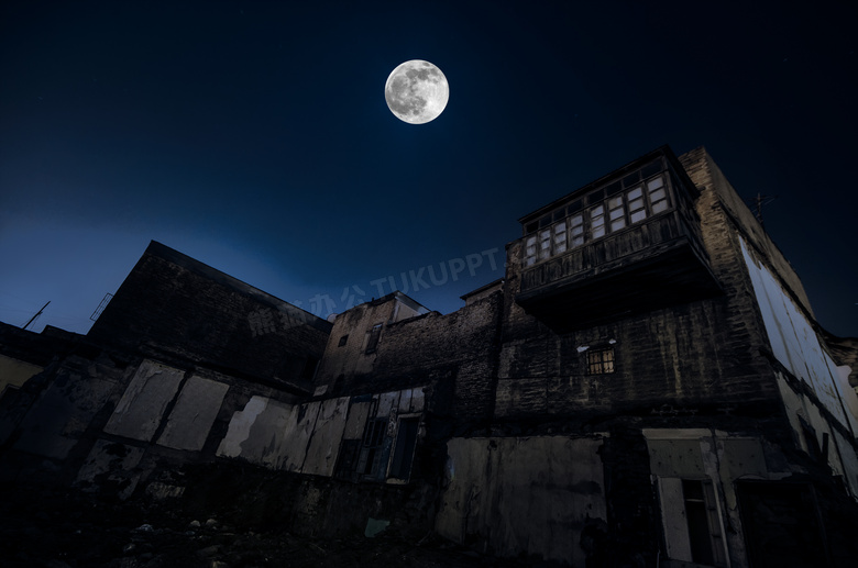颓废房屋与空中的圆月摄影高清图片