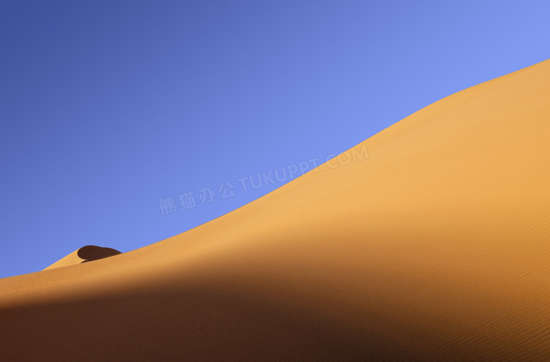 蔚蓝天空大漠沙丘风光摄影高清图片