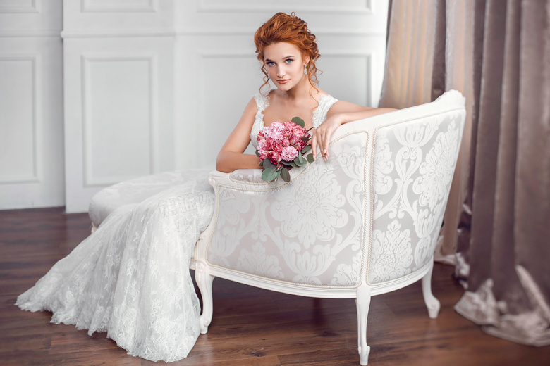坐沙发椅上的卷发新娘摄影高清图片