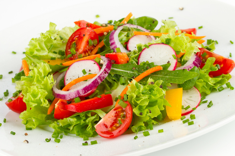 色彩斑斓的西红柿蔬菜沙拉高清图片