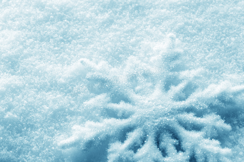 雪地上的雪花图案特写摄影高清图片