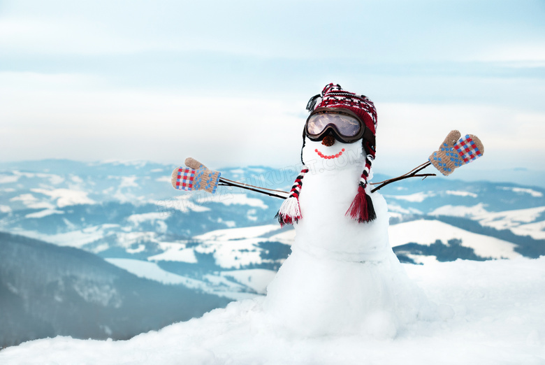 戴编织手套帽子的雪人摄影高清图片