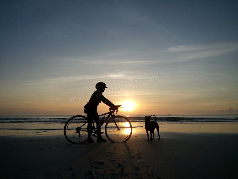 在海边沙滩上骑车人物剪影高清图片