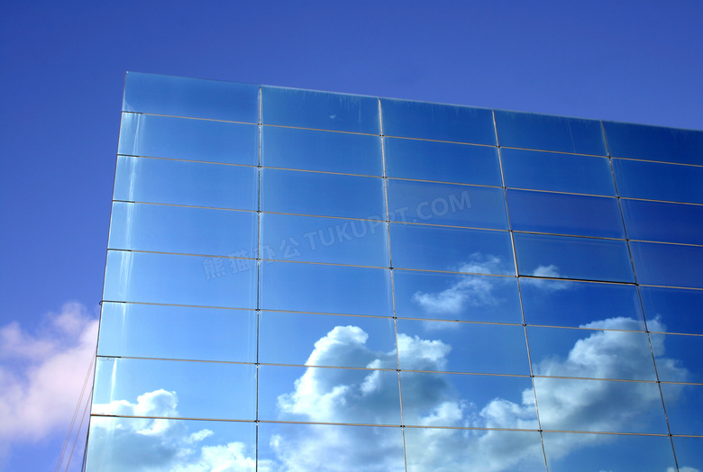 玻璃幕墙上的蓝天白云摄影高清图片
