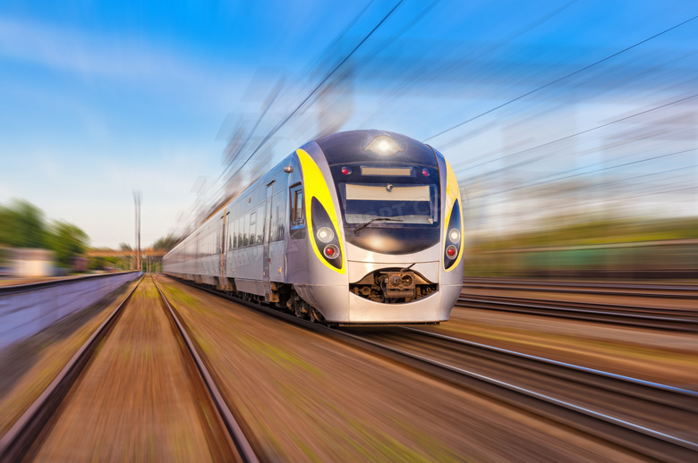 在高速运行的火车特写摄影高清图片