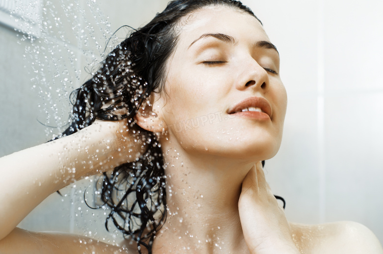 在淋浴的黑发美女人物摄影高清图片