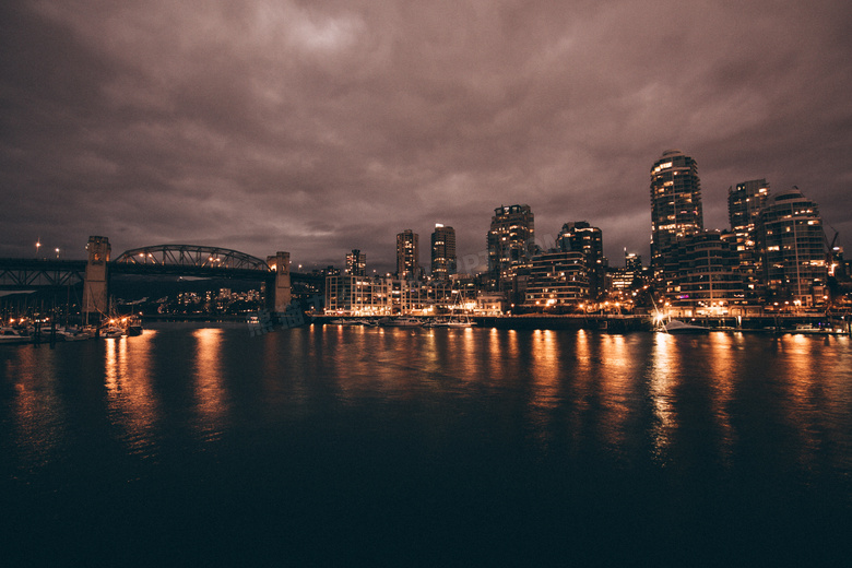 河边城市夜景灯光摄影图片