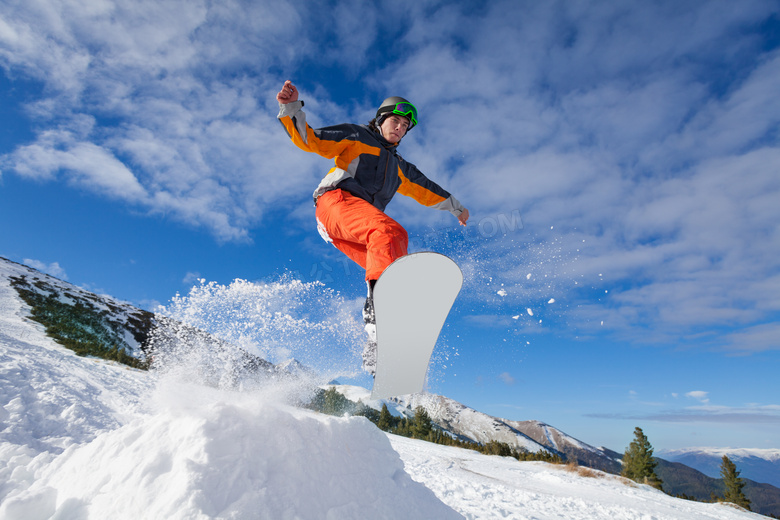 山顶俯冲下的滑雪人物摄影高清图片