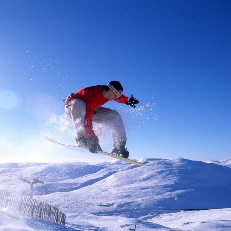 雪山风光与空中的滑雪人物高清图片