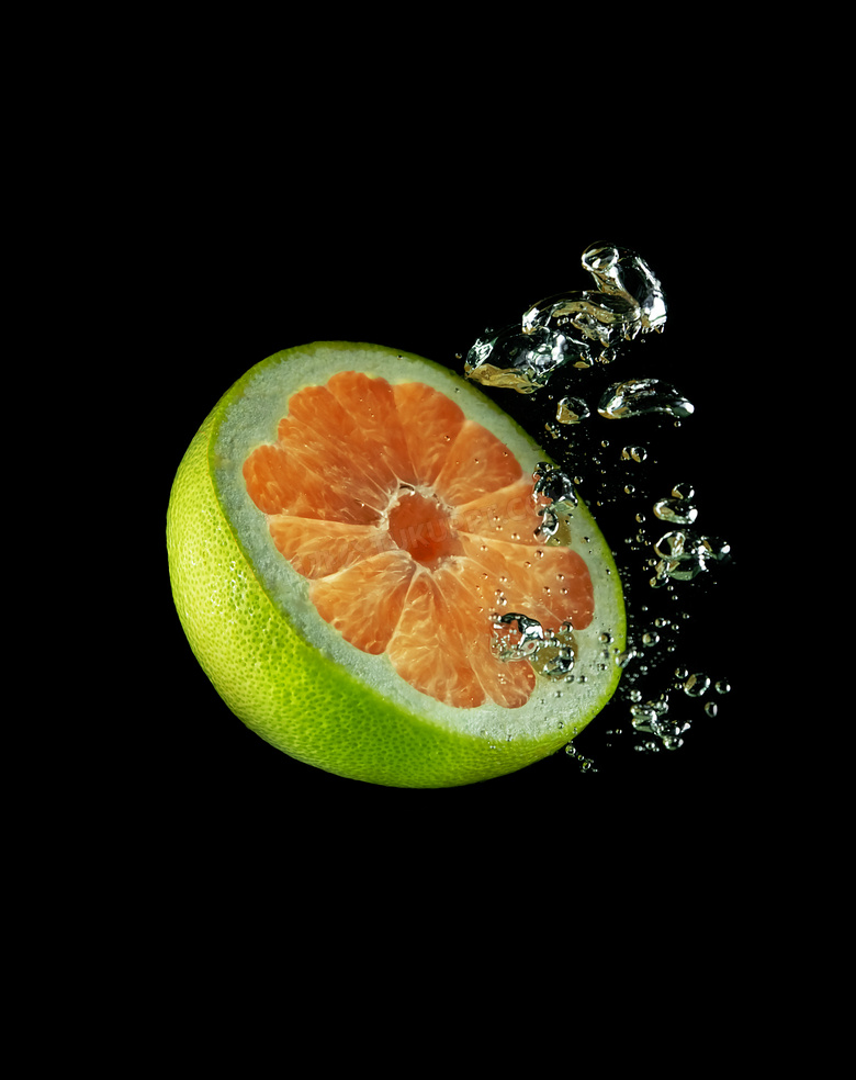 落入深水中的半个柚子摄影高清图片