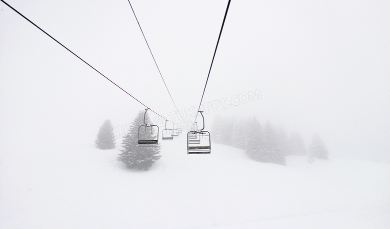 树木与滑雪场中的缆车摄影高清图片