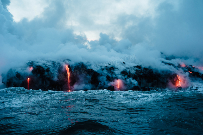 火山上冒出的白烟熔岩摄影高清图片