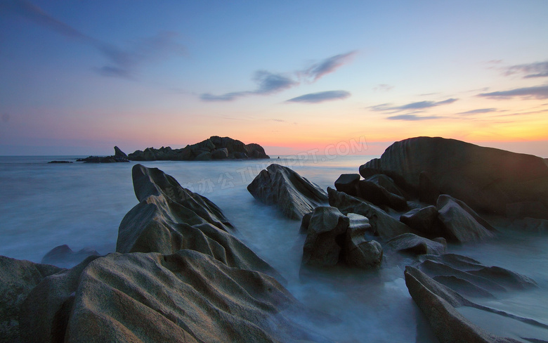 海上礁石黄昏美景摄影图片