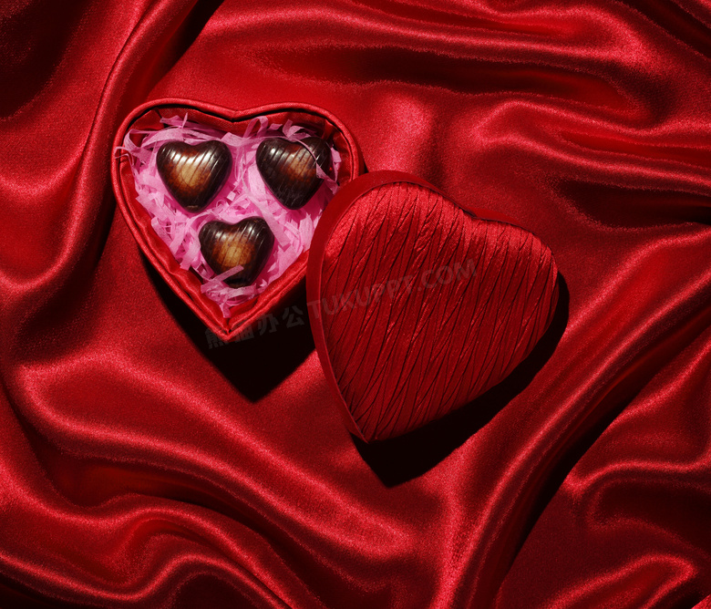 红色布上的心形礼物盒摄影高清图片