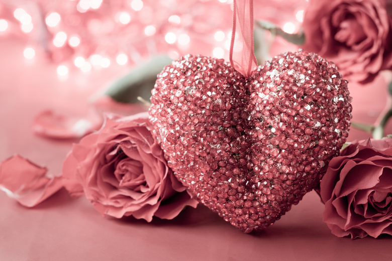 粉色的玫瑰花与装饰品摄影高清图片