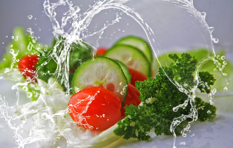 蔬菜与飞溅的水花特写摄影高清图片