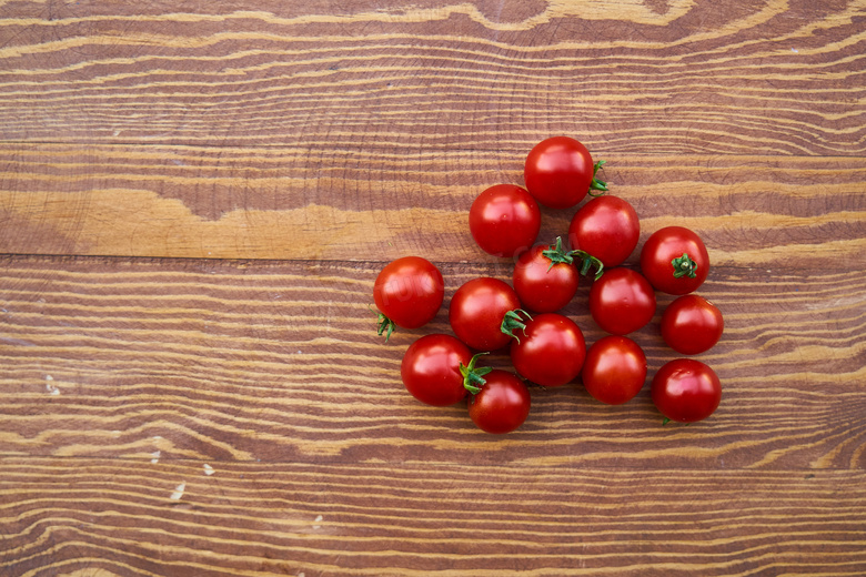 桌面上的红色番茄特写摄影高清图片