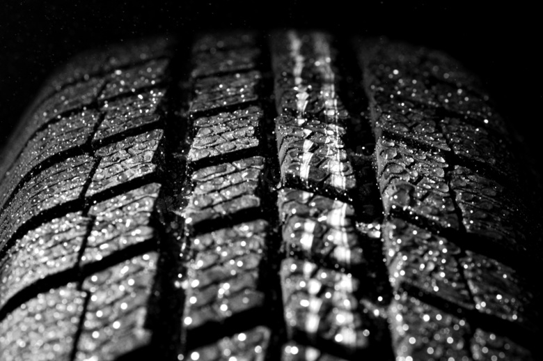 有晶莹水珠的橡胶轮胎摄影高清图片