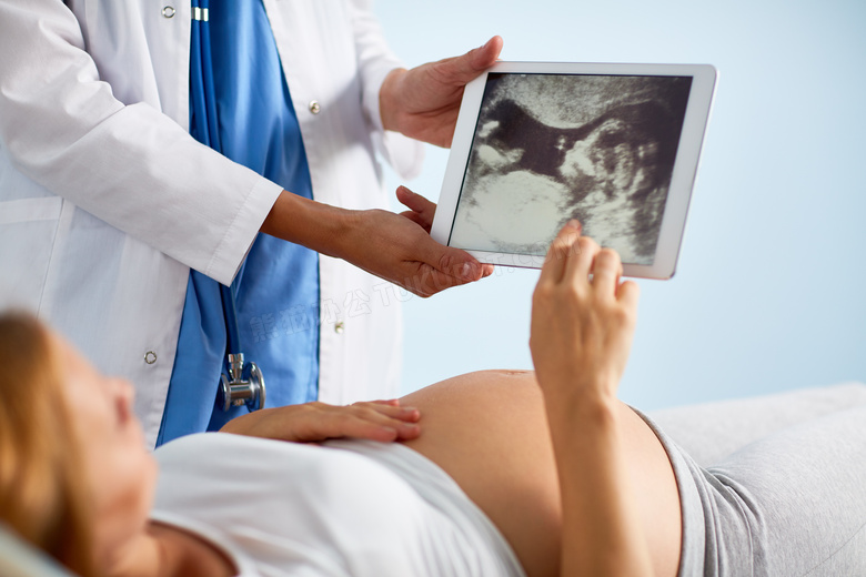 在看B超图的孕妇人物摄影高清图片