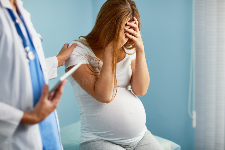 对检查结果略感忧虑的孕妇高清图片