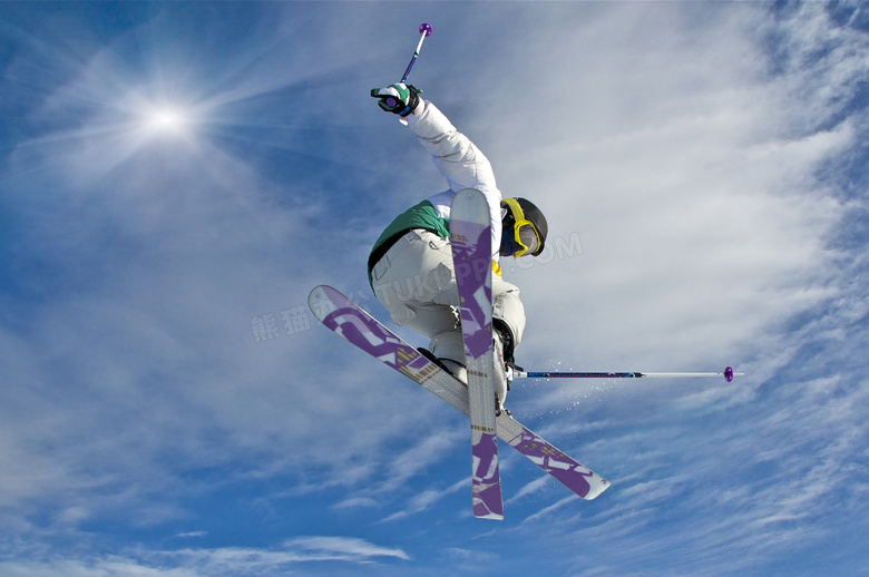 半空中的滑雪人物逆光摄影高清图片