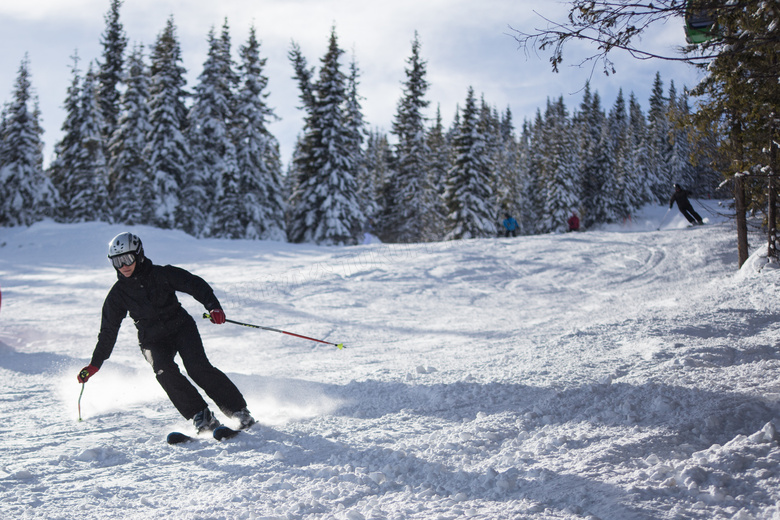 正在滑雪场的运动人们摄影高清图片