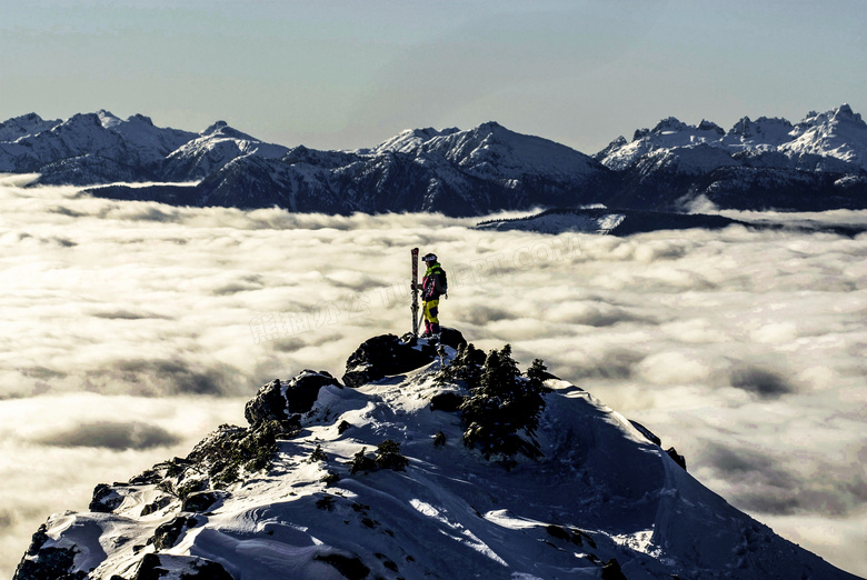 站在山顶上的滑雪人物摄影高清图片