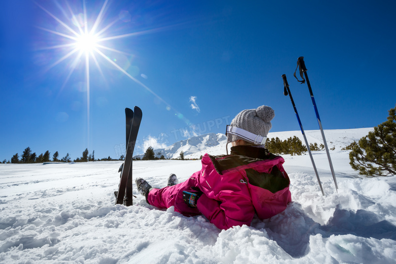 躺雪地上晒太阳的滑雪人物高清图片