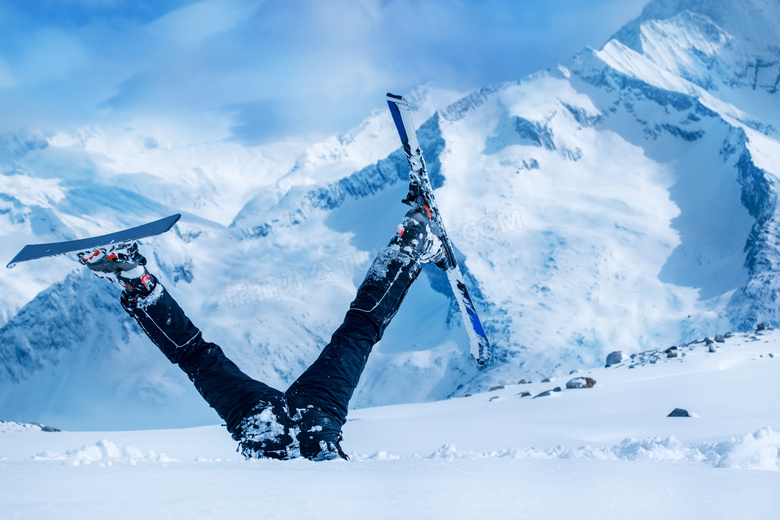 只露两条腿的滑雪人物摄影高清图片