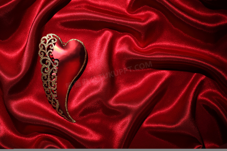 红色布上的心形装饰品摄影高清图片