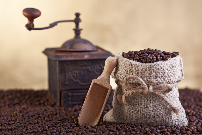 咖啡豆与手摇式咖啡机摄影高清图片