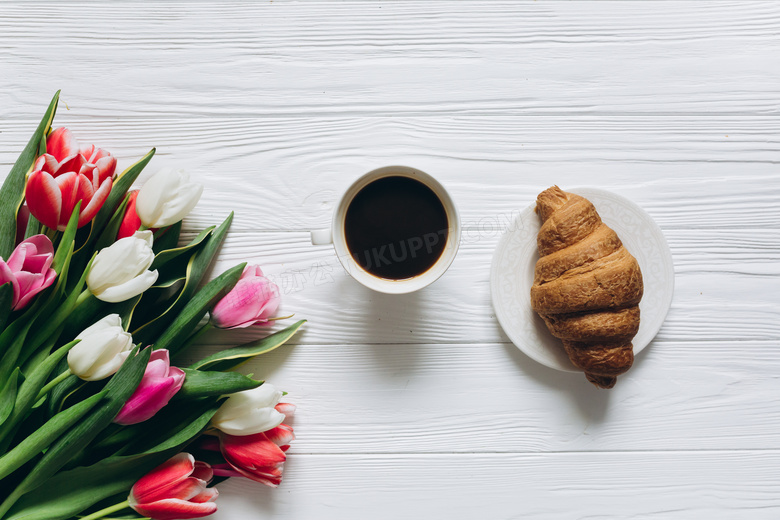 咖啡面包与郁金香花朵摄影高清图片