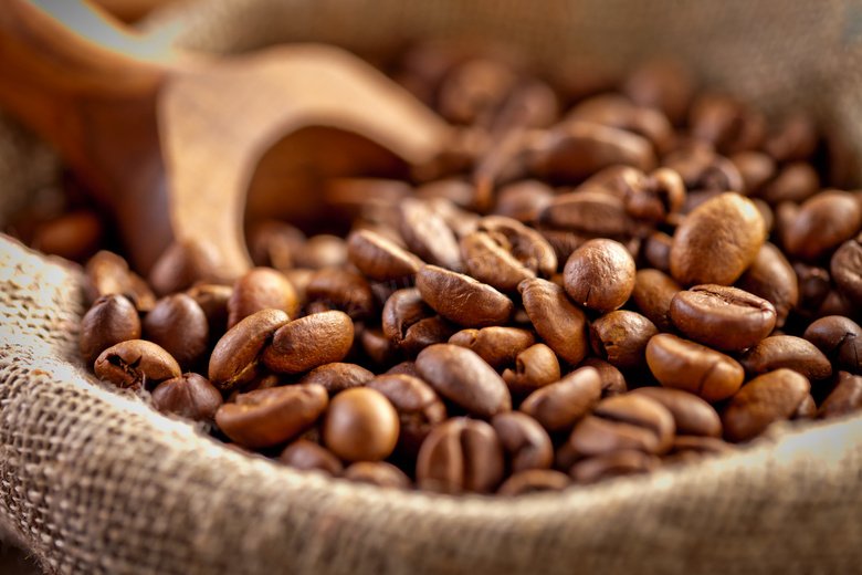 在麻袋里严选品质的咖啡豆高清图片